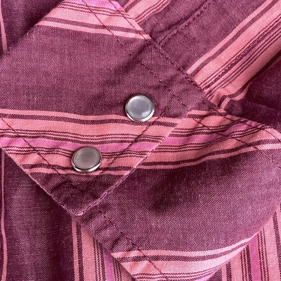 Wrangler Western Style Pearl Snap Striped Button-Up Shirt Women's Size Medium. - Picture 3 of 10